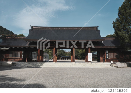 [橿原神宮]歴史的な神社の風景 123416895