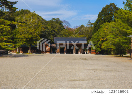 [橿原神宮]歴史的な神社の風景 123416901