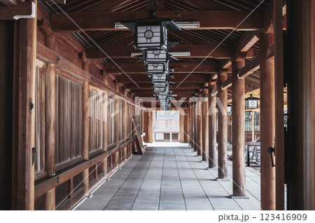 [橿原神宮]歴史的な神社の風景 123416909