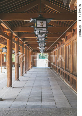 [橿原神宮]歴史的な神社の風景 123416910