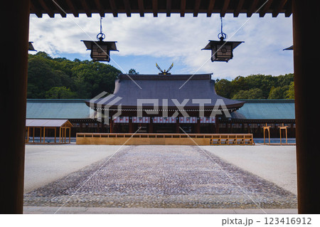 [橿原神宮]歴史的な神社の風景 123416912