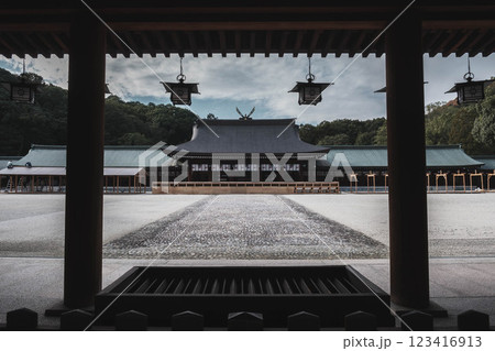 [橿原神宮]歴史的な神社の風景 123416913