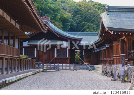 [橿原神宮]歴史的な神社の風景 123416915