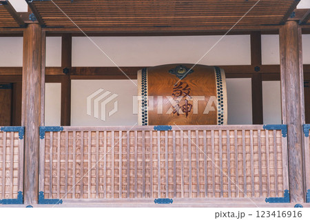 [橿原神宮]歴史的な神社の風景 123416916