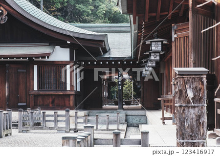 [橿原神宮]歴史的な神社の風景 123416917