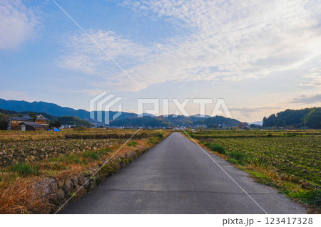[明日香村]夕暮れ時の奈良の秘境 123417328