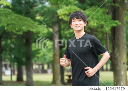 公園でウォーキング・ジョギング・ランニング・運動・有酸素運動・トレーニングをする若い男性 公園でウォーキング・ジョギング・ランニング・運動・有酸素運動・トレーニングをする若い男性 123417679