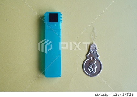 小学5年生の子供の家庭科で使う裁縫セットの中の針入れと糸通し。 小学5年生の子供の家庭科で使う裁縫セットの中の針入れと糸通し。 123417822