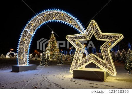 New Year's decoration. Christmas tree near the St. Nicholas Cathedral in Kronshtadt. Celebrating the New Year in Russia. 123418396