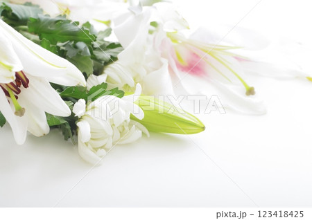葬儀に献花する菊とユリの生花 123418425