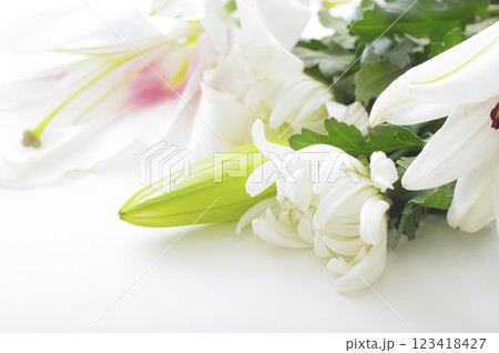葬儀に献花する菊とユリの生花 123418427