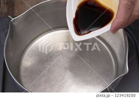 ホタルイカとわかめのおにぎりを作る工程 123419280