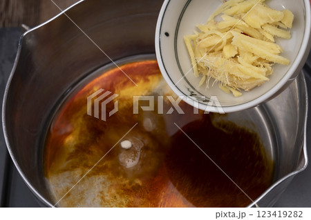 ホタルイカとわかめのおにぎりを作る工程 ホタルイカとわかめのおにぎりを作る工程 123419282