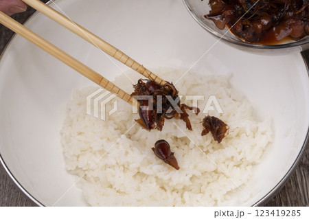 ホタルイカとわかめのおにぎりを作る工程 123419285