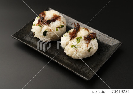 ホタルイカとわかめのおにぎりを作る工程 ホタルイカとわかめのおにぎりを作る工程 123419286