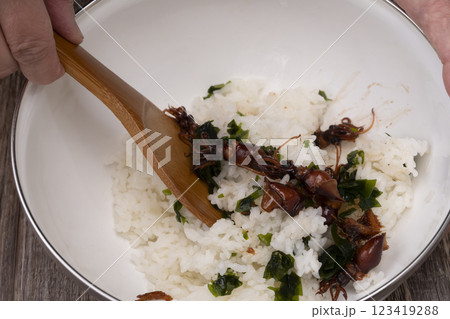 ホタルイカとわかめのおにぎりを作る工程 123419288