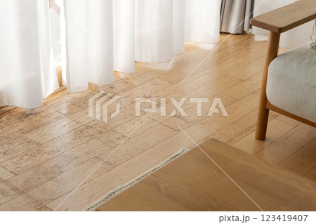 窓辺のカーテンと床 123419407