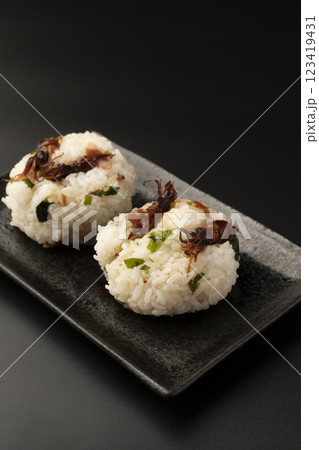 ホタルイカとわかめのおにぎり 黒背景 ホタルイカとわかめのおにぎり 黒背景 123419431