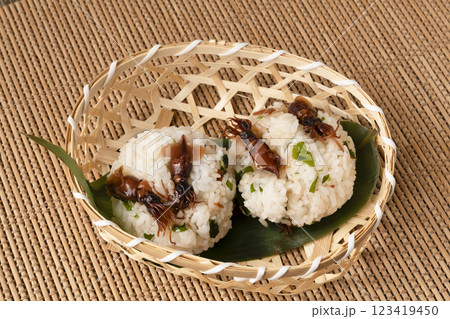 ホタルイカとわかめのおにぎり 自然光 123419450