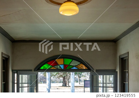 ガラスに着色したレトロなステンドグラス【旧水海道小】 123419555