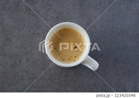 淹れたてのコーヒーが入ったマグカップを、真上から俯瞰した画像 淹れたてのコーヒーが入ったマグカップを、真上から俯瞰した画像 123420346