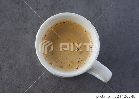淹れたてのコーヒーが入ったマグカップを、真上から俯瞰した画像 淹れたてのコーヒーが入ったマグカップを、真上から俯瞰した画像 123420349