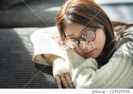 柔らかな日差しの中でくつろぐ女性 柔らかな日差しの中でくつろぐ女性 123420546