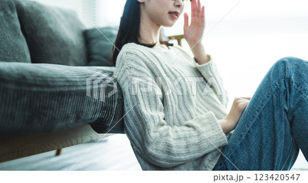 ソファにもたれる女性 123420547
