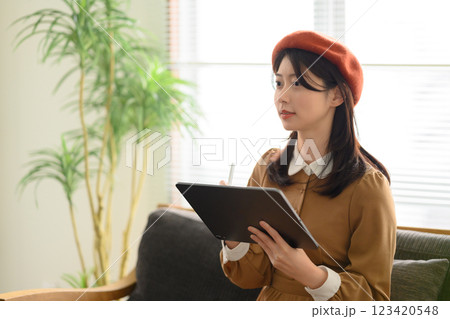 創作する女性 創作する女性 123420548