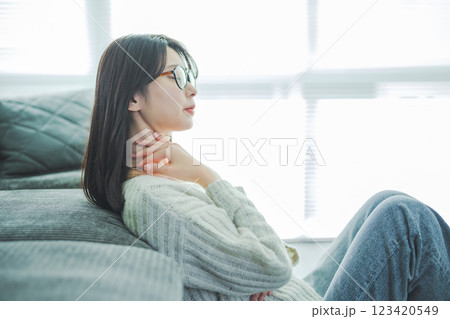 首に手を当てる女性の上半身 123420549