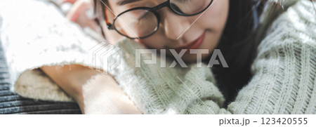 ソファで目を閉じる女性 123420555