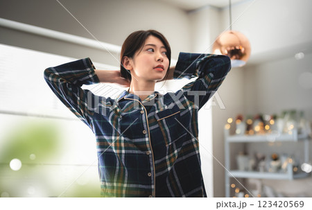 パジャマ姿で髪を整える女性 123420569