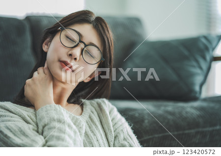 首を押さえて疲れを感じる女性 123420572
