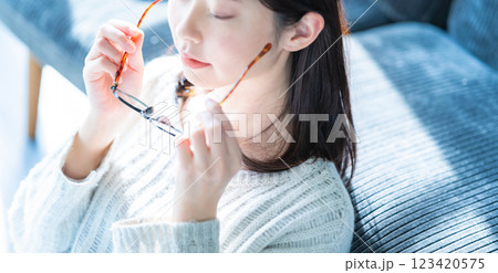 眼鏡を外す女性の横顔 123420575