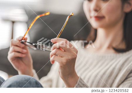 眼鏡を手に持つ女性のリラックスシーン 123420582