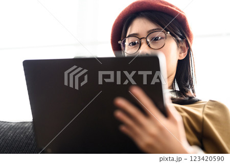 創作する女性 123420590