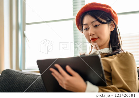 創作する女性 123420591