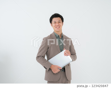 ビジネスマン　ノートパソコン	 123420847