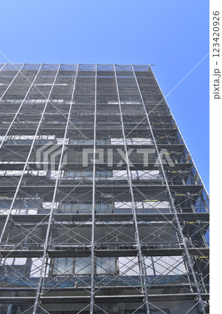日本の横浜都市景観　マンションの補修や点検等のため組まれた足場や防護ネットなどを望む＝横浜市内 123420926