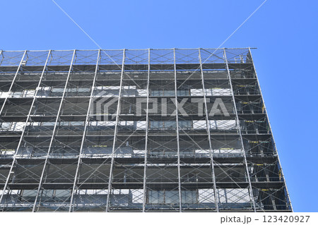 日本の横浜都市景観 マンションの補修や点検等のため組まれた足場や防護ネットなどを望む=横浜市内 日本の横浜都市景観 マンションの補修や点検等のため組まれた足場や防護ネットなどを望む=横浜市内 123420927