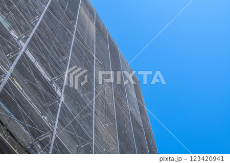 日本の横浜都市景観　マンションの補修や点検等のため組まれた足場や防護ネットなどを望む＝横浜市内 123420941