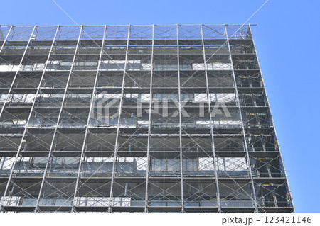日本の横浜都市景観 マンションの補修や点検等のため組まれた足場や防護ネットなどを望む=横浜市内 日本の横浜都市景観 マンションの補修や点検等のため組まれた足場や防護ネットなどを望む=横浜市内 123421146