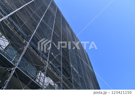 日本の横浜都市景観　マンションの補修や点検等のため組まれた足場や防護ネットなどを望む＝横浜市内 123421150