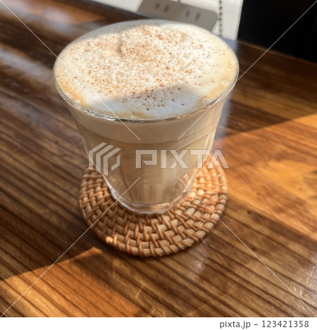 カフェインレスチャイラテと共にカフェでホッと一息 123421358
