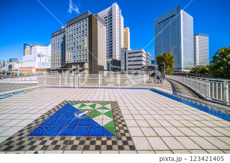 日本の横浜都市景観 桜木町駅 新南口(市役所口)や横浜市役所、メッツなどを望む 日本の横浜都市景観 桜木町駅 新南口(市役所口)や横浜市役所、メッツなどを望む 123421405