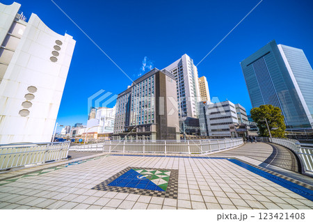 日本の横浜都市景観 桜木町駅 新南口(市役所口)や横浜市役所、メッツなどを望む 日本の横浜都市景観 桜木町駅 新南口(市役所口)や横浜市役所、メッツなどを望む 123421408