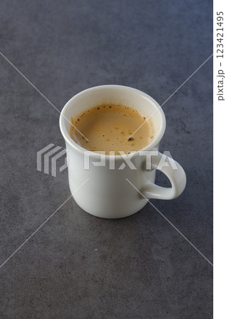 エスプレッソと牛乳を混ぜたカフェ・ラッテを飲みながらリラックスしているイメージ 123421495