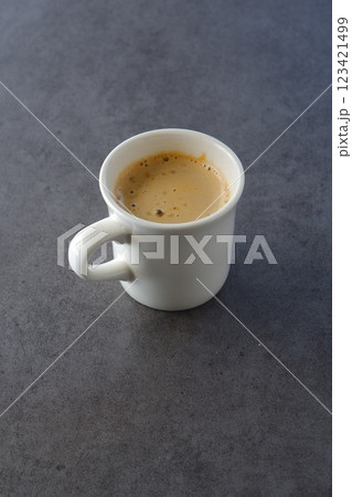エスプレッソと牛乳を混ぜたカフェ・ラッテを飲みながらリラックスしているイメージ 123421499