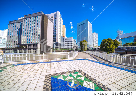 日本の横浜都市景観 桜木町駅　新南口(市役所口）や横浜市役所、電車などを望む 123421544