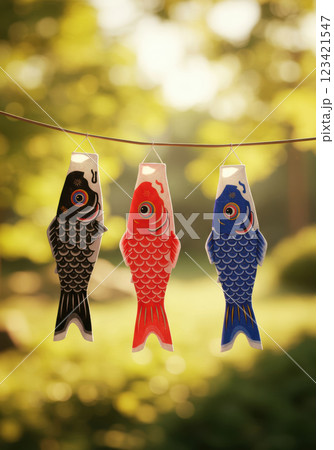 緑の中を泳ぐミニチュア鯉のぼり（AI生成画像） 123421547